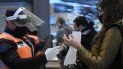 La policía verifica la identificación y el permiso de los viajeros para circular en la estación de trenes de Constitución el primer día de una cuarentena más estricta para frenar la propagación del COVID-19 en Buenos Aires, Argentina, el miércoles 1 de julio de 2020 La policía verifica la identificación y el permiso de los viajeros para circular en la estación de trenes de Constitución el primer día de una cuarentena más estricta para frenar la propagación del COVID-19 en Buenos Aires, Argentina, el miércoles 1 de julio de 2020