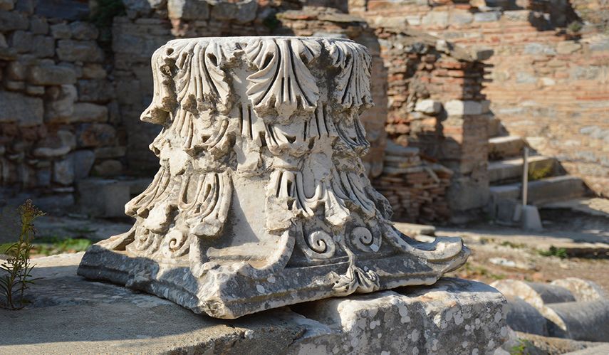 Capitel de columna corintia.