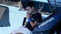 El serbio Novak Djokovic se toma un descanso durante una práctica para el Abierto de Australia, el miércoles 12 de enero de 2022, en Melbourne 
