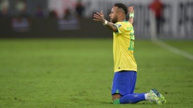 El delantero brasileño Neymar reacciona durante el partido de fútbol de las Eliminatorias Sudamericanas para la Copa Mundial de la FIFA 2026 entre Perú y Brasil, en el Estadio Nacional de Lima, el 12 de septiembre de 2023.  