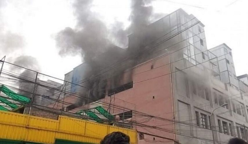 Cuatro días después de iniciado el siniestro, los bomberos no logran acceder a los contenedores que están en la parte superior del centro comercial Las Malvinas, en Lima, Perú.
