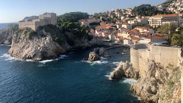 Vista de Old Town desde uno de los puntos más elevados de las murallas conocidas como City Wall, uno  de los sets de grabación de la serie Game of Thrones. 