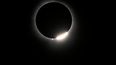 La luna cubre el sol al final de un eclipse solar total el lunes 8 de abril de 2024, visto desde Carbondale, Illinois.