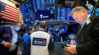 Corredores de la Bolsa de Nueva York en el piso de remate.