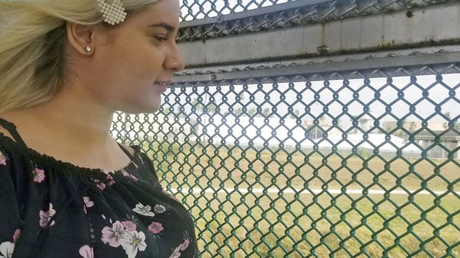 La adolescente, quien forma parte de la migración de venezolanos, atraviesa el puente internacional entre Brownsville, Texas, (EEUU) y Matamoros, México.