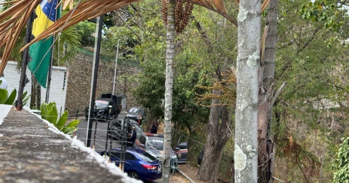 Francisco Santos compara rescate de venezolanos con el de Ingrid Betancourt: “Es el principio del fin”