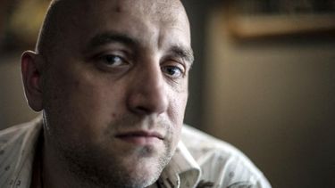 El escritor, periodista y simpatizante del partido La Otra Rusia, Zakhar Prilepine, posa el 30 de mayo de 2012 en un hotel de Lyon, en el este de Francia, en el marco del foro literario anual Assises Internationales du Roman, organizado por el diario francés Le Monde. El hombre de nacionalidad rusa fue víctima de un ataque terrorista en 2023.&nbsp;