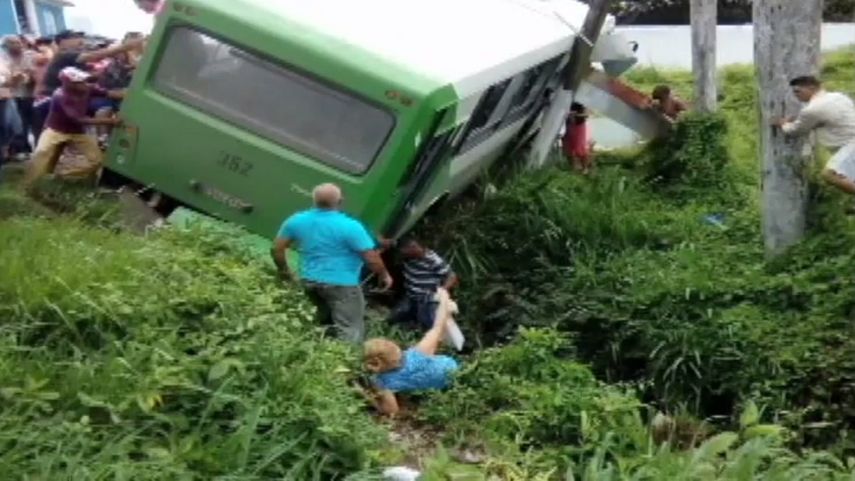 El ómnibus de pasajeros se volcó tras impactar contra un ciclo.