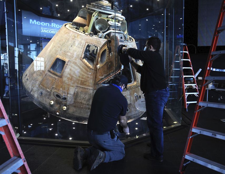 Trabajadores abren la vitrina que protege a la cápsula lunar Apollo 16 en el Centro Espacial y de Cohetes en Huntsville, Alabama, Estados Unidos.&nbsp;