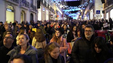 Varias personas contemplan las luces de Navidad en el barrio de Chiado, en el centro de Lisboa, Portugal, el sábado 23 de diciembre de 2023.&nbsp;