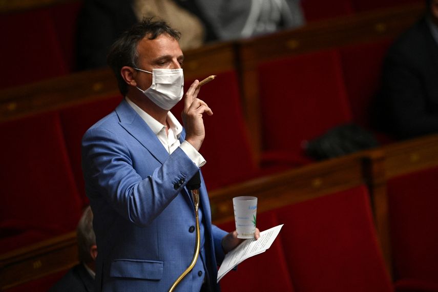 Diputado francés exhibe un porro en el parlamento para reclamar legalización de cannabis