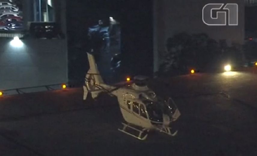 Varios agentes guiaron a Lula para trasladarlo a Curitiba desde la sede de la Policía Federal de Sao Paulo.