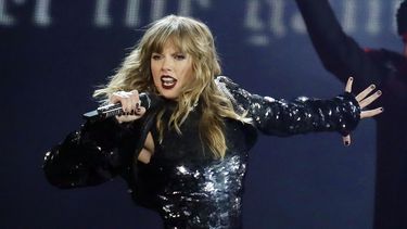 En esta foto del 8 de mayo del 2018, Taylor Swift durante el primer concierto de su gira Reputation en Glendale, Arizorna.