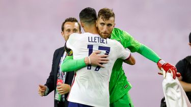 Sebastian Lletget, de la selección de Estados Unidos, abraza al arquero Matt Turner, tras la victoria sobre Jamaica en los cuartos de final de la Copa de Oro