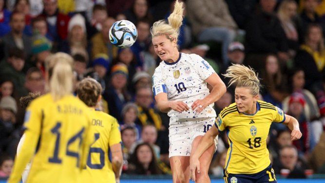 La estadounidense Lindsey Horan golpea de cabeza en el partido de octavos de final entre Estados Unidos y Suecia del Mundial femenino de fútbol en Melbourne, Australia, el 6 de agosto de 2023.&nbsp;