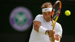 Rafael Nadal devuelve ante Ricardas Berankis durante la segunda ronda del torneo de Wimbledon, el jueves 30 de junio de 2022. 