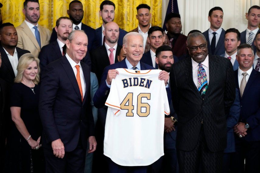 El dueño de los Astros de Houston, Jim Crane, y el mánager del equipo, Dusty Baker (derecha), presentan una camiseta al presidente Joe Biden en la Casa Blanca, el lunes 7 de agosto de 2023.