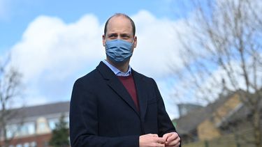 El príncipe William de Gran Bretaña, duque de Cambridge, reacciona a una pregunta de los medios de comunicación cuando se marcha de una visita a School21 tras su reapertura después de la flexibilización de las restricciones de bloqueo por coronavirus en el este de Londres el 11 de marzo de 2021.