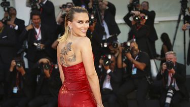 La actriz Scarlett Johansson posa a su llegada al estreno de la película “Marriage Story” en la 76ª edición del Festival de Cine de Venecia.