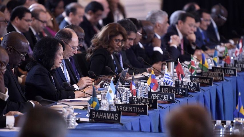 Representantes de los países participan en una Asamblea General de la OEA.