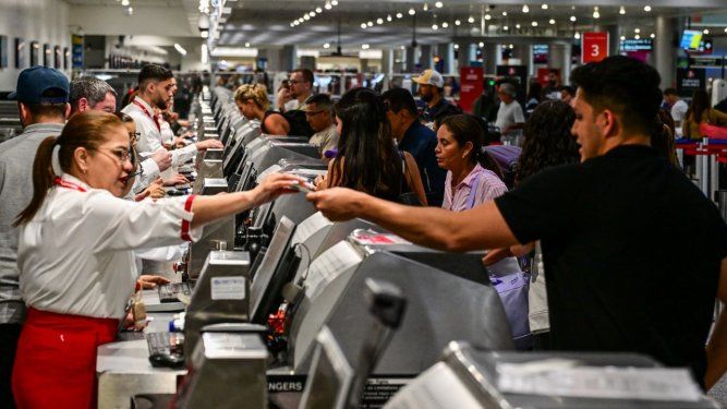 Pasajeros y personal de la aereolínea en el counter durante el chequeo de un vuelo en el Aeropuerto Internacional de Miami.