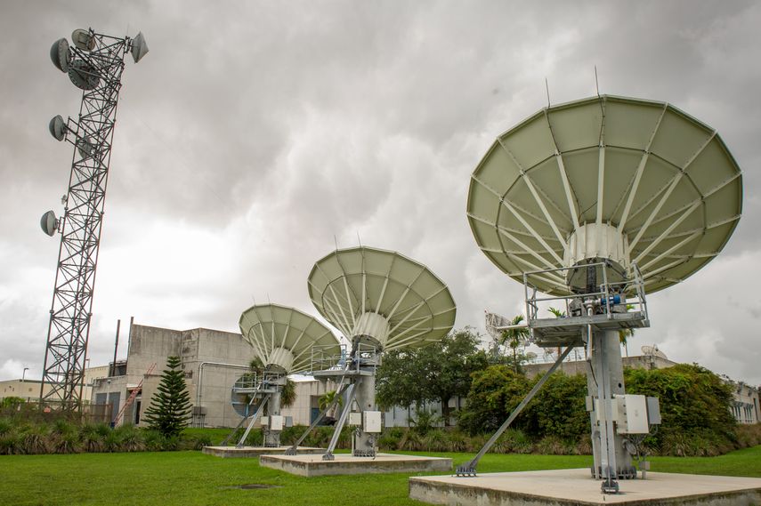Vista de radares dispuestos en la entrada de la sede del Centro Nacional de Huracanes (NHC) en Miami, Florida.