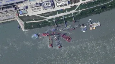 Esta imagen satelital de Planet Labs PBC muestra lo que parece ser un submarino chino hundido en un puerto cerca de Wuhan, China, el 15 de junio de 2024.&nbsp;
