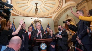 El líder de los republicanos en el Senado Mitch McConnell respondiendo a preguntas de reporteros en el Congreso en Washington.