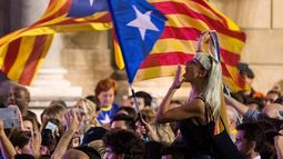 Personas celebran la unilateral declaración de independencia de&nbsp;Cataluña.&nbsp;