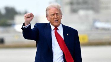 El presidente de Estados Unidos, Donald Trump, levanta el puño a su llegada al Aeropuerto Internacional de Miami el 3 de abril de 2025.