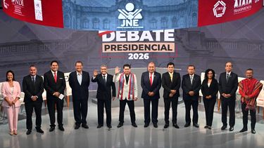 &nbsp;Varios de los candidatos presidenciales de Perú posan para una foto durante la tercera ronda de debates sobre la lucha contra el crimen y la corrupción en el Centro de Convenciones de Lima, el 25 de marzo de 2026. El país celebrará elecciones presidenciales el 12 de abril.