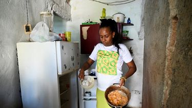 Diana Ruiz muestra la comida que tiene en su nevera en su casa de La Habana el 27 de marzo de 2024. Los reclamos por falta de alimentos sumado a largos apagones, que afectaron a casi toda la población cubana en las últimas semanas, llevaron a cientos de personas a manifestarse en marzo 17 en al menos cuatro ciudades del país, en las mayores protestas registradas desde las históricas marchas antigubernamentales del 11 de julio de 2021.