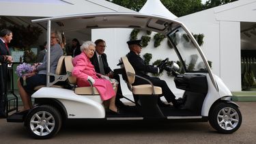 La reina Isabel II de Gran Bretaña recibe un recorrido de Keith Weed, presidente de la Royal Horticultural Society, durante una visita al RHS Chelsea Flower Show 2022 en Londres el 23 de mayo de 2022.&nbsp;