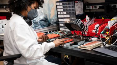 Una empleada ensambla equipos con semiconductores o chips.