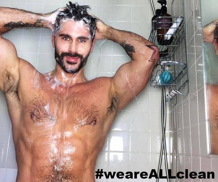 El creador de la campaña Jack Mackenroth, se tomó la foto en la ducha. (Foto de @jackmackenroth)