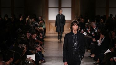 Modelos presentan creaciones de Hermès para la colección de prêt-à-porter masculina otoño-invierno 2026/2027, en el marco de la Semana de la Moda Masculina de París, el 24 de enero de 2026.