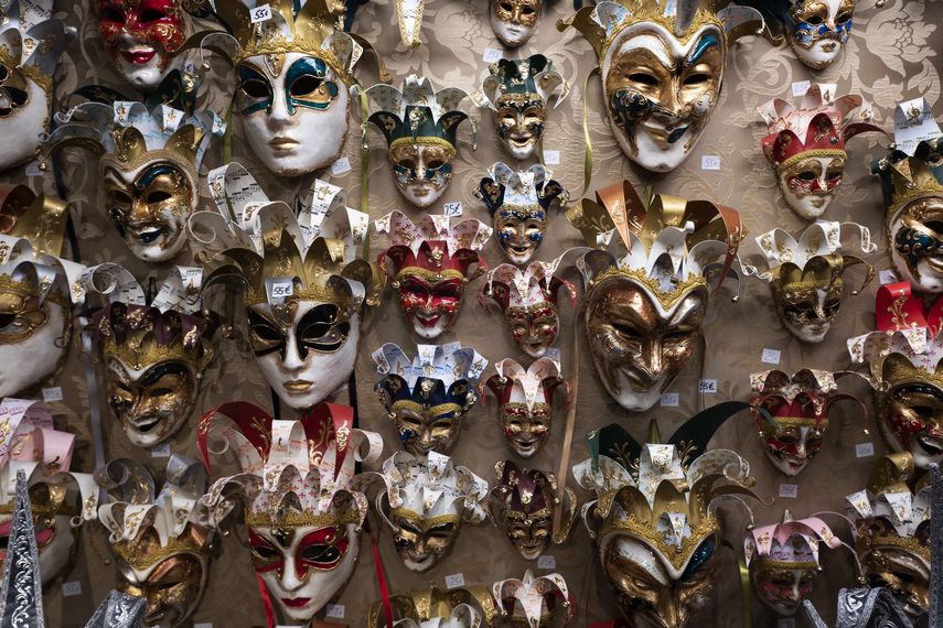 Máscaras temáticas del Carnaval de Venecia exhibidas en la tienda La Bauta.&nbsp;