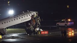 Un avión CRJ-900 de Air Canada Express permanece en la pista tras colisionar con un camión de bomberos de la Autoridad Portuaria en el aeropuerto LaGuardia de Nueva York, el 23 de marzo de 2026. El vuelo AC8646 de Air Canada Express, procedente de Montreal, colisionó con el camión de bomberos durante el aterrizaje. Un avión CRJ-900 de Air Canada Express permanece en la pista tras colisionar con un camión de bomberos de la Autoridad Portuaria en el aeropuerto LaGuardia de Nueva York, el 23 de marzo de 2026. El vuelo AC8646 de Air Canada Express, procedente de Montreal, colisionó con el camión de bomberos durante el aterrizaje.