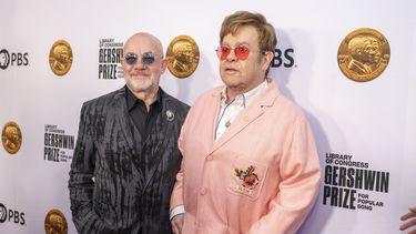 Bernie Taupin y Elton John llegan a la ceremonia y concierto del Premio Gershwin a la Canción Popular 2024 de la Biblioteca del Congreso en honor a John y Taupin en el DAR Constitution Hall el miércoles 20 de marzo de 2024, en Washington.