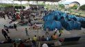 Decenas de venezolanos están en un refugio en Arauquita, Colombia, el jueves 25 de marzo de 2021, en la frontera con Venezuela. Miles de venezolanos están buscando refugio en Colombia esta semana luego de los enfrentamientos entre el ejército de Venezuela y un grupo armado colombiano en una comunidad a lo largo de la frontera compartida de las naciones. Decenas de venezolanos están en un refugio en Arauquita, Colombia, el jueves 25 de marzo de 2021, en la frontera con Venezuela. Miles de venezolanos están buscando refugio en Colombia esta semana luego de los enfrentamientos entre el ejército de Venezuela y un grupo armado colombiano en una comunidad a lo largo de la frontera compartida de las naciones.