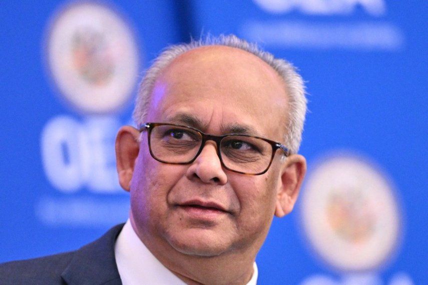 El Secretario General electo de la OEA, Albert Ramdin, observa durante una Asamblea General extraordinaria de la Organización de los Estados Americanos (OEA) para elegir al nuevo Secretario General, en la sede de la OEA en Washington, DC, el 10 de marzo de 2025. Ramdin, el nuevo Secretario General, servirá de 2025 a 2030.