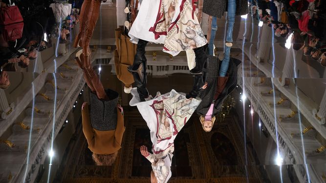 Las modelos presentan creaciones de la casa de moda Victoria Beckham.