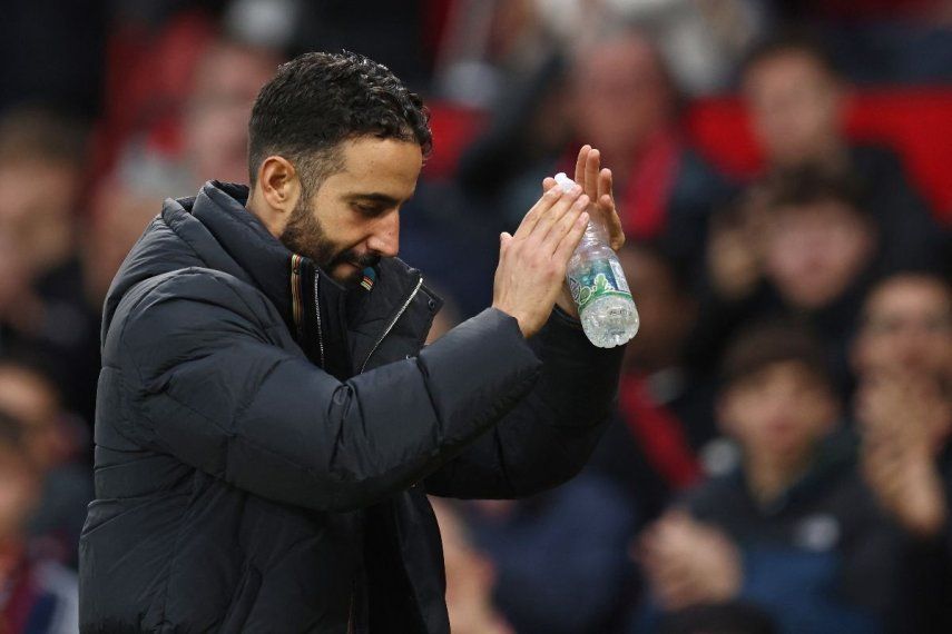 El entrenador portugués del Manchester United, Rubén Amorim, aplaude a los fanáticos al salir del partido de fútbol de la Premier League inglesa entre el Manchester United y el Everton en Old Trafford en Manchester, noroeste de Inglaterra, el 1 de diciembre de 2024. El United ganó el juego 4-0.&nbsp;