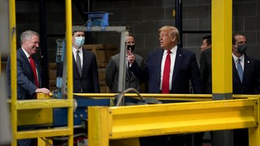 El presidente Donald Trump visita la compañía de suministros médicos Owens & Minor Inc., en Allentown, Pennsylvania. 