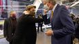 El actor Lin-Manuel Miranda, centro, y el alcalde de Nueva York Bill de Blasio se saludan con los codos antes de hacer un recorrido en la inauguración del centro de vacunación COVID-19 Broadway en Nueva York el lunes 12 de abril de 2021.&nbsp;
