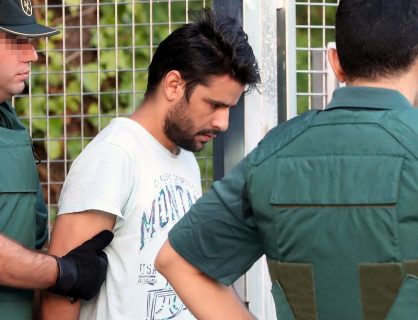 Salah El Karib, uno de los cuatro detenidos en relación con los atentados yihadistas cometidos el jueves pasado en&nbsp;Barcelona&nbsp;y Cambrils (Tarragona), en su traslado hacia la Audiencia Nacional .&nbsp;
