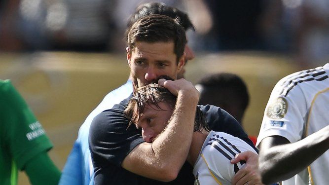 El entrenador español del Real Madrid, Xabi Alonso, abraza al centrocampista croata #10 Luka Modric tras perder el partido de fútbol de la Copa Mundial de Clubes de la FIFA 2025&nbsp;