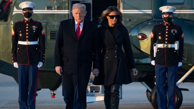 El presidente Donald Trump y la primera dama Melania Trump bajan del Marine One para abordar el Air Force One en Maryland, el 23 de diciembre de 2020, viajan a Mar-a-lago para Navidad y Año Nuevo. .