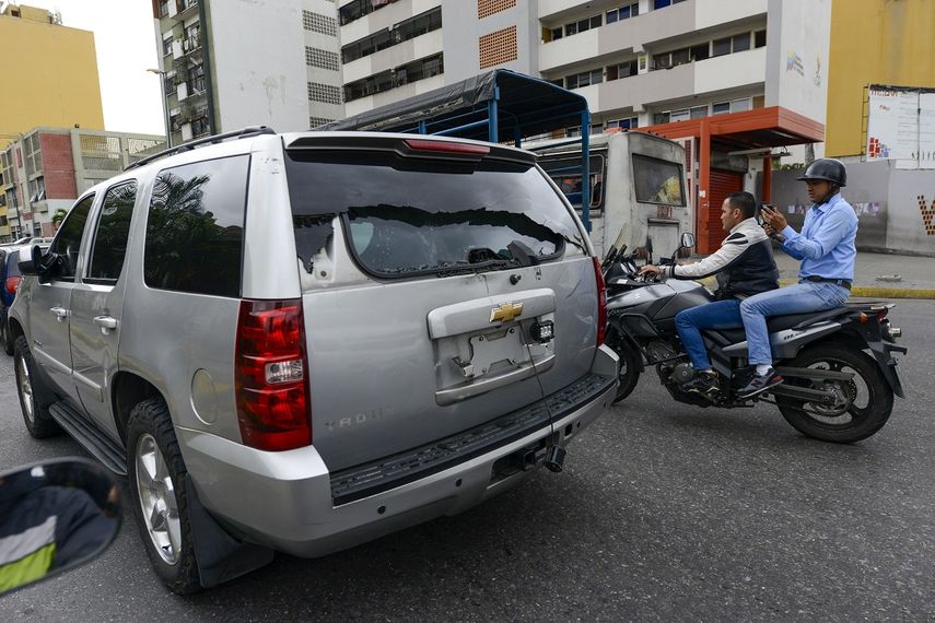 Un veh&iacute;culo que transportaba a los legisladores de la oposici&oacute;n se aleja despu&eacute;s de que partidarios del gobierno le arrojaron piedras y rompieron su ventana trasera cuando se dirig&iacute;a a una sesi&oacute;n de la Asamblea Nacional en Caracas, Venezuela, el mi&eacute;rcoles 15 de enero de 2020.