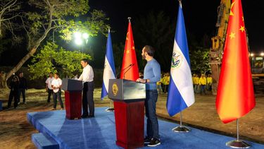 El Presidente de El Salvador, Nayib Bukele, junto al Embajador de la República Popular China, Zhang Yanhui